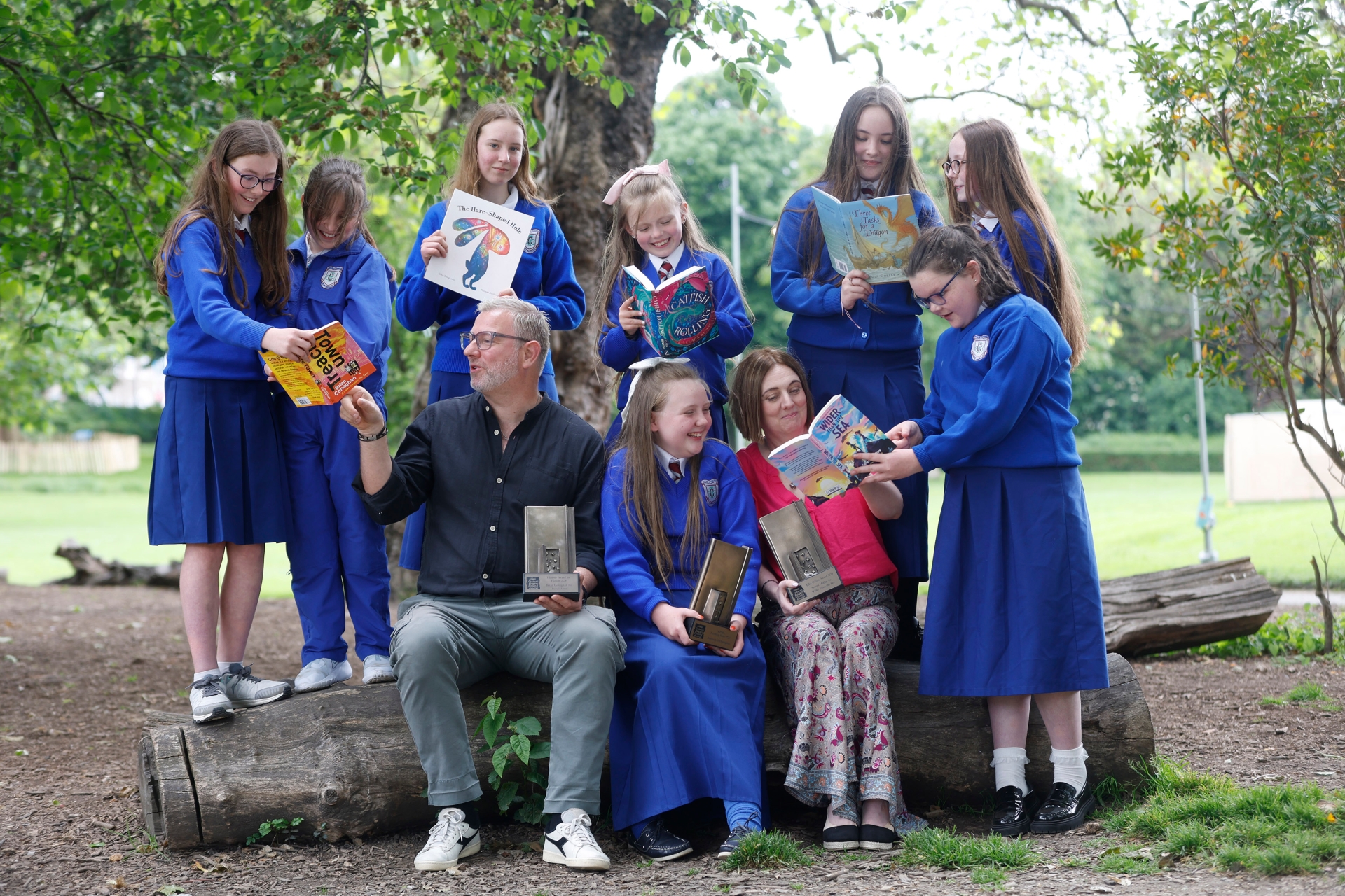 Authors Brian Conaghan and Serena Molloy with Allanah O’Donoghue, winner of the Reading Hero Award with classmates of Allanah's from Patrick's Girls National School Limerick, Photo by Julien Beal