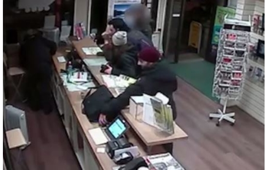 Watch how a thief casually robs a mobile phone from a shop counter in ...
