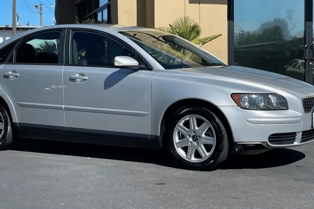 Have you seen this silver 2006 Volvo S40?