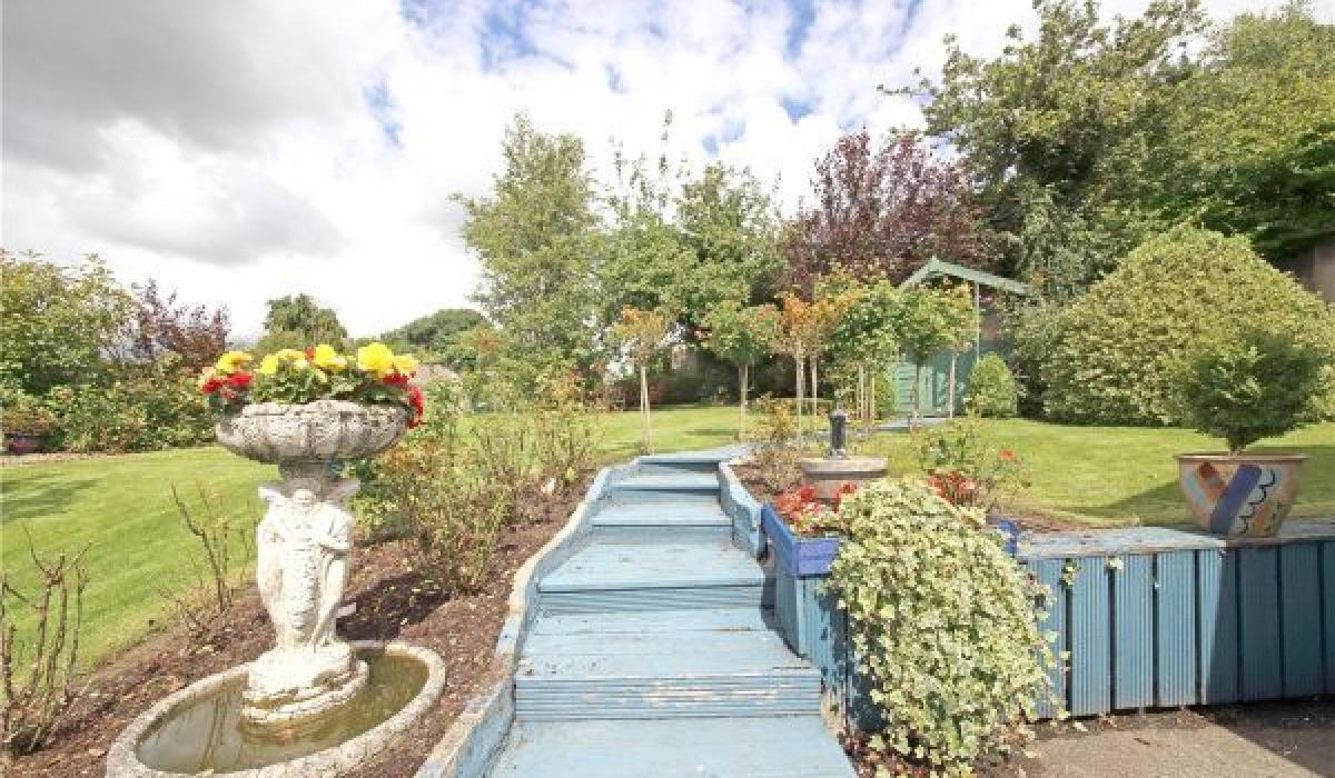 Cosy Kildare cottage with electric gates and stunning garden Photo 1