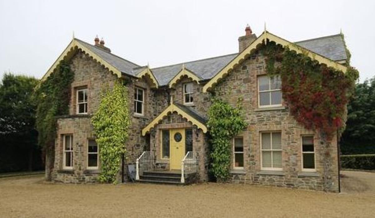 For Sale Home with electric gates and stables in Kildare Town