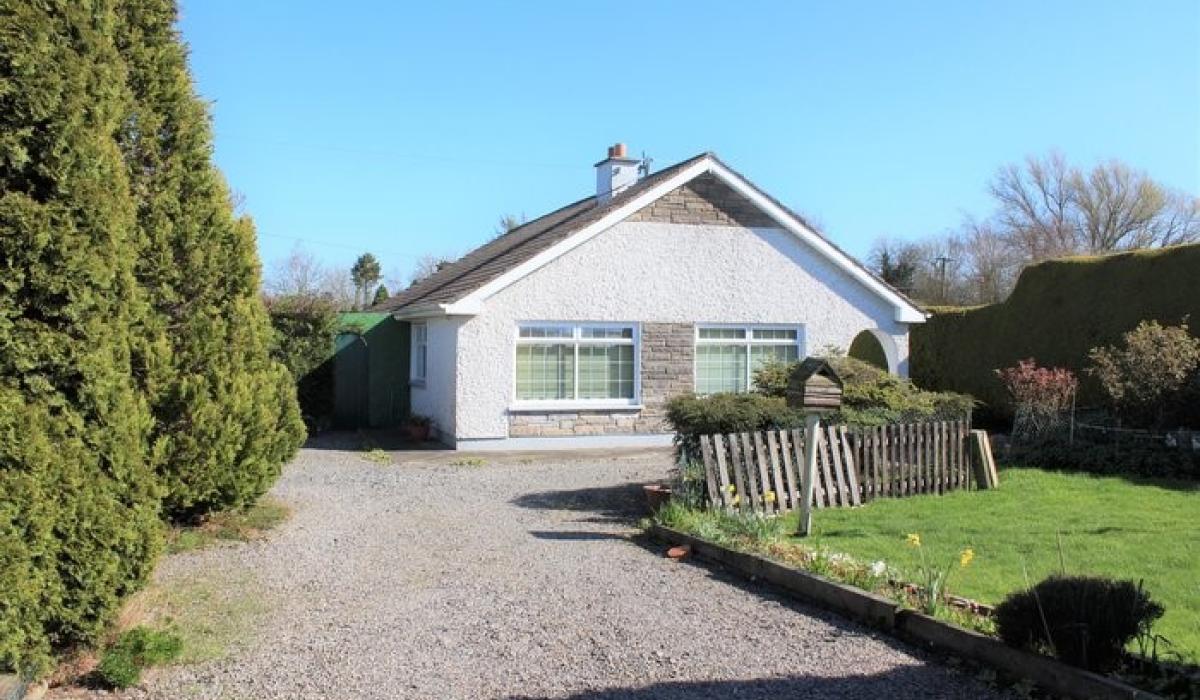 3bed bungalow close to Newbridge comes with 1 acre site and double