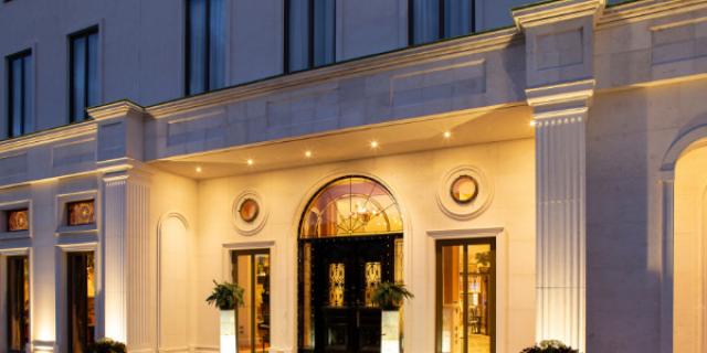 'People leaving well known Kildare hotel have to walk on the road'