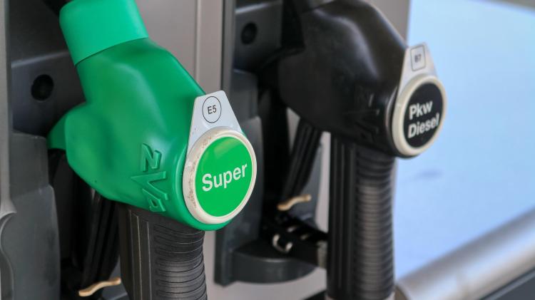 Motorists in Kildare 'paying more than &euro;100 per week for petrol', D&aacute;il hears