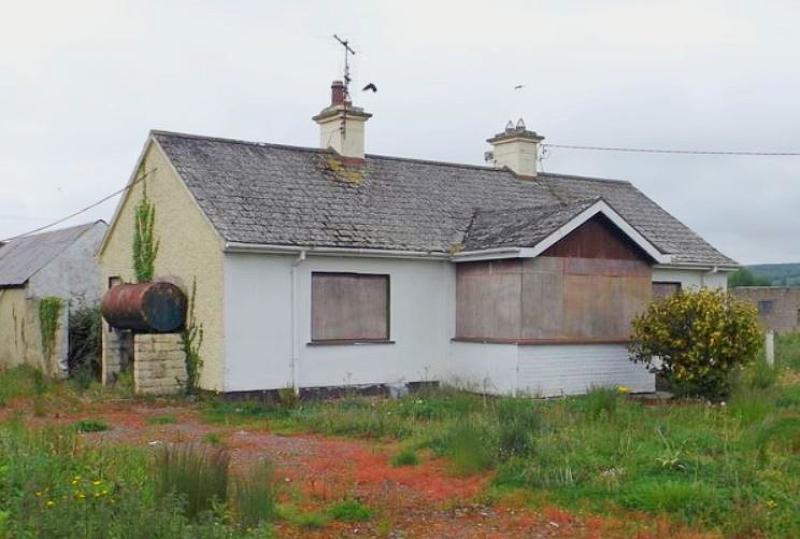 Cottage on half acre which needs some TLC for sale for €65k
