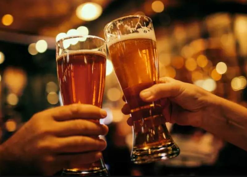 Garda inspections find some pubs had large groups around tables, no social distancing and no Covid-19 signs 