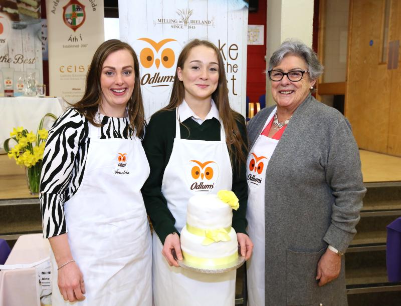 CEIST_Odlums All Ireland Bake-Off junior finalist Amy Larn from Ardscoil na Trionoide Athy Co Kildare with judges Imelda McCarron and Catherine Leyden