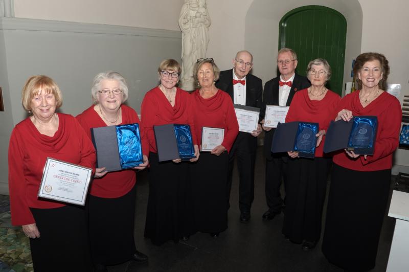 Nás na Rí singers honour long serving members