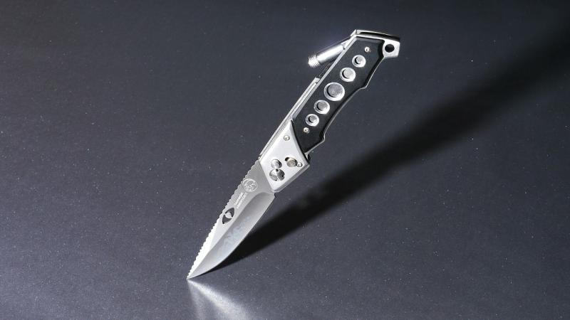 Male with ‘distinctive’ piece of jewellery committed knifepoint robbery in Newbridge, County Kildare