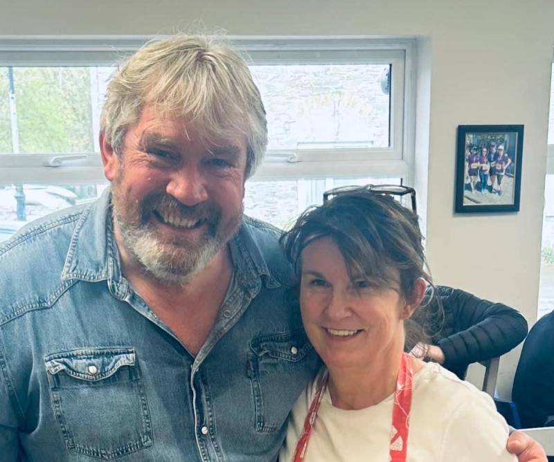 Award-winning actor pops into Kildare caf&eacute; and poses for selfies with staff 