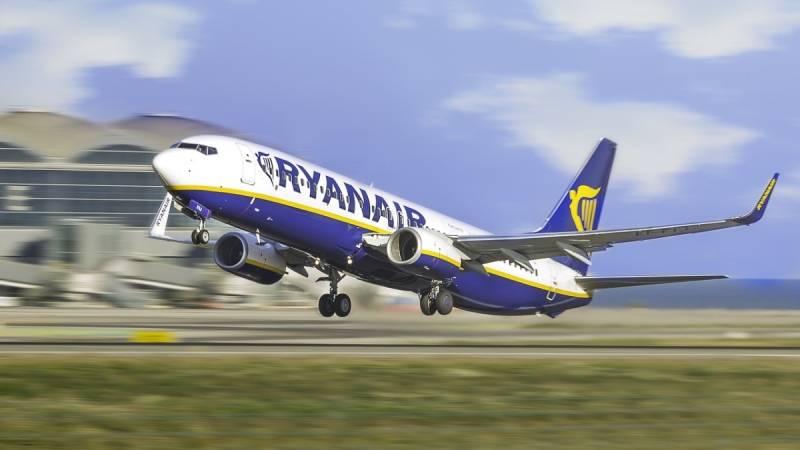 Ryanair launches pilot training course for people with no aviation experience