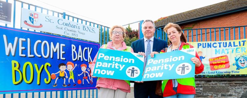 GALLERY:  Fórsa school secretary and caretakers strike outside Kildare schools