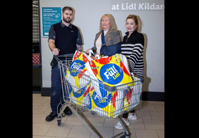 Kildare shoppers raise more than €12,500 for Family Carers Ireland in Lidl Ireland’s annual festive ‘Trolley Dash’ fundraiser