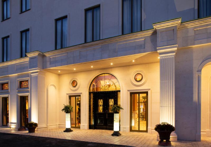 'People leaving well known Kildare hotel have to walk on the road'