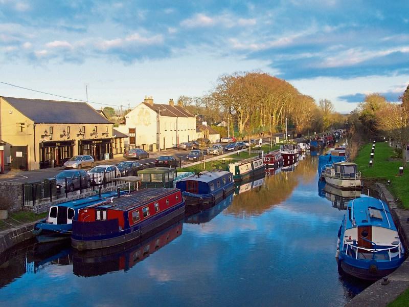 Call for double yellow lines at Sallins estate