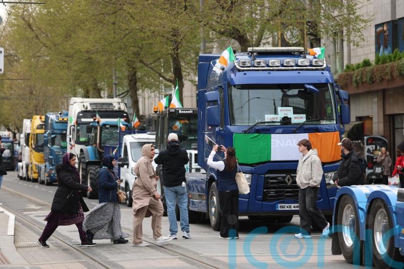 Blockades need to end, says minister as gardai arrive at Cork oil refinery