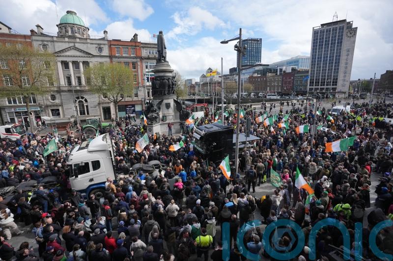 Cabinet to hold emergency meeting on sixth day of fuel protests