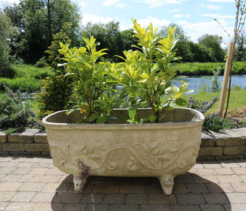LOT 8 NEO-CLASSICAL COMPOSITE PLANTER €400-600