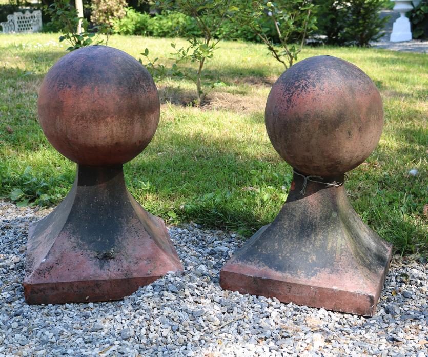 LOT 321 PR. 19TH-CENTURY TERRACOTTA FINIALS €250-350
