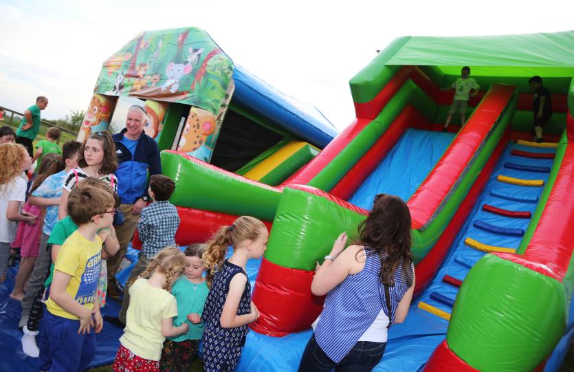 Fundraising Night at the Dogs for Caragh National School (14)