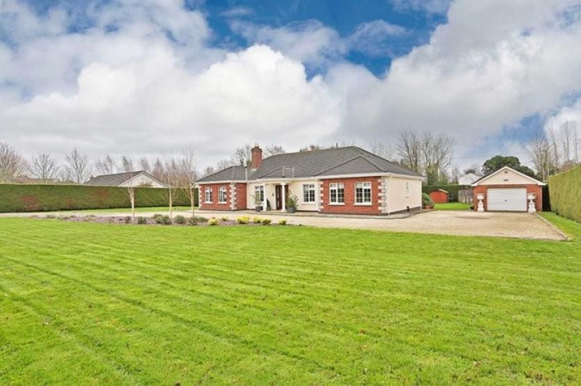 Fabulous 4bed bungalow close to Rathcoffey includes conservatory, garage and hot tub for €495K