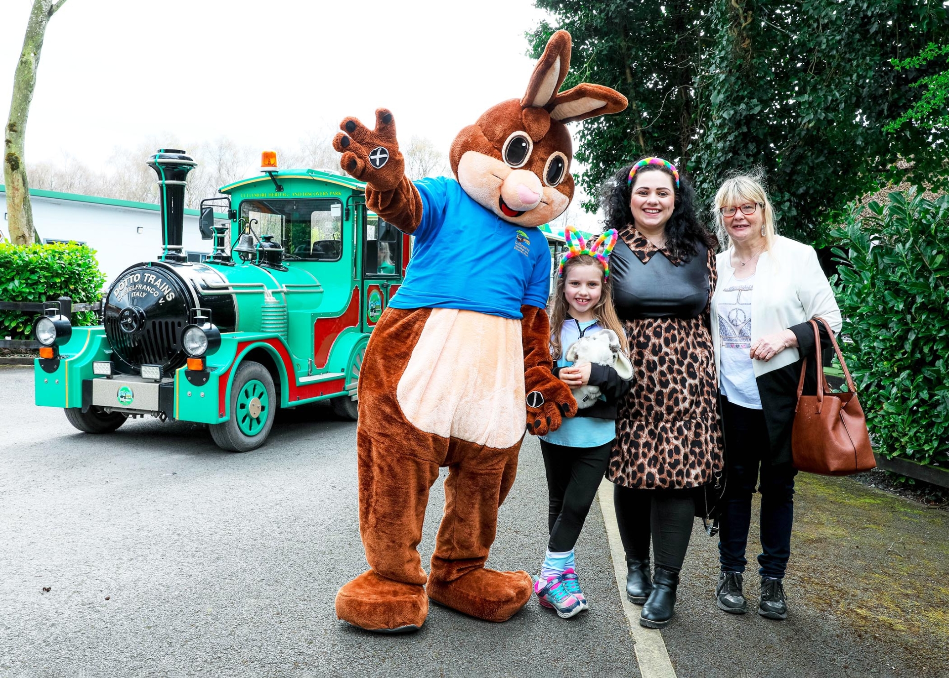 Robyn Martin, Nicole Martin and Ellen Gill with the Easter Bunny