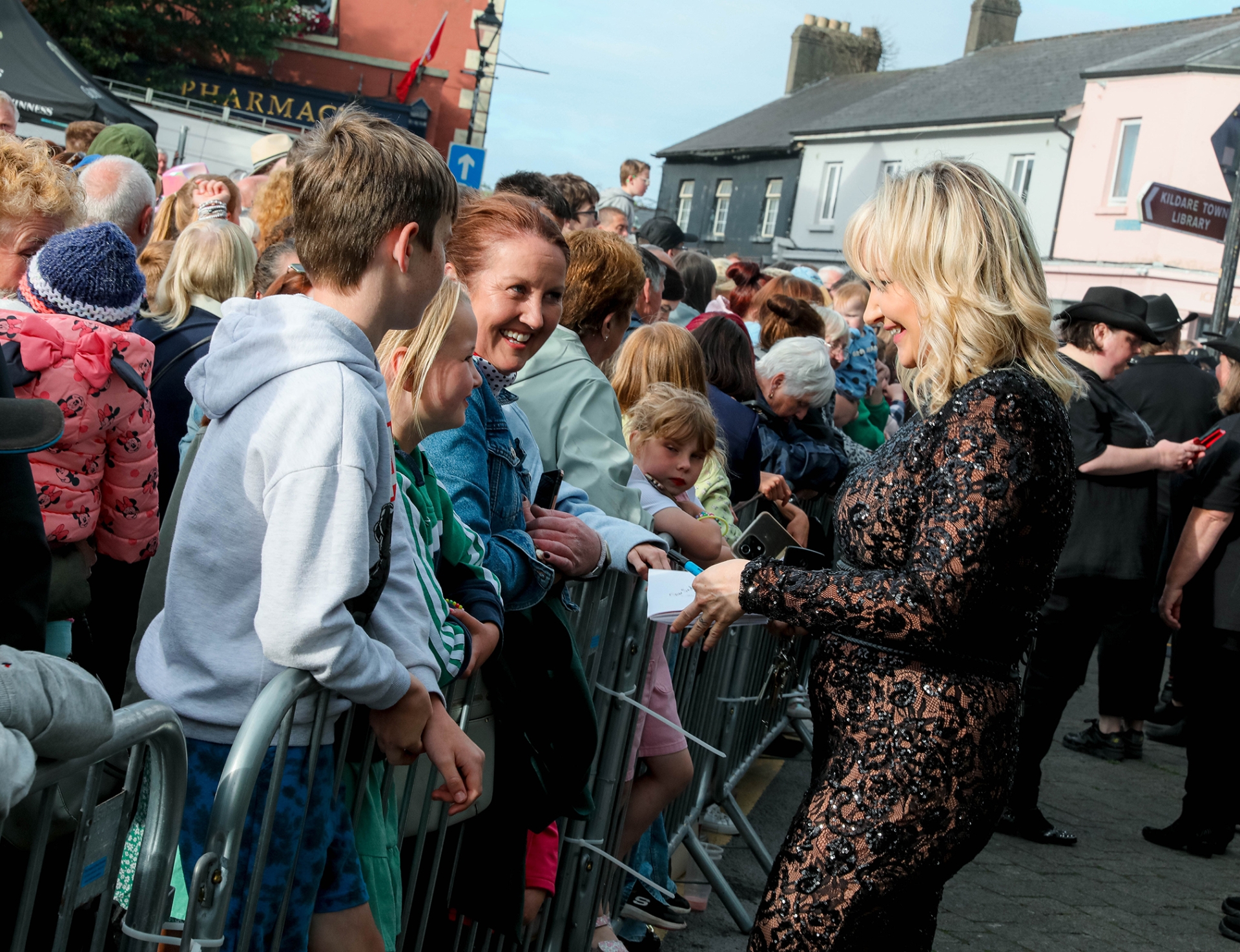 Singer/Songwriter Arlene Bailey signs autographs for her fans